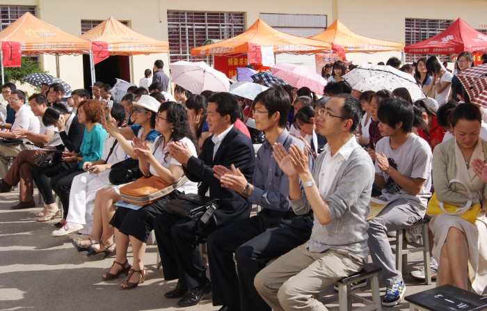 用人单位领导及KY开元师生参加招聘会开幕式
